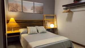 a bedroom with a bed and a desk with a lamp at Casa Céntrica con Roof garden y Vistas a la Ciudad in Guadalajara