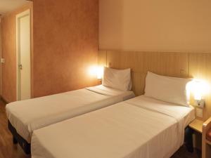two beds sitting next to each other in a room at ibis Sao Paulo Barra Funda in Sao Paulo
