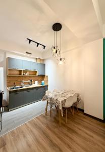 Kuchyň nebo kuchyňský kout v ubytování Brand-New 2Bedroom Apartment with Open Balcony in New Luxury Building CITY CENTER, By Malibu Garden + 19 fotografií