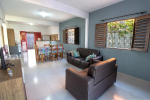 a living room with a couch and a dining room at Casa Caminho das Dunas - Refúgio entre as Dunas e o Mar in Canoa Quebrada