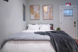 a bedroom with a bed with a blanket on it at Centrally-Located Studio in DWTN Richmond in Richmond
