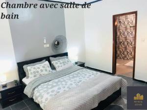 Ένα ή περισσότερα κρεβάτια σε δωμάτιο στο Hébergement Petit rivière