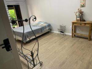 een kamer met een bed en een tafel. bij House Bela Vista in Porto Alegre +4 foto's