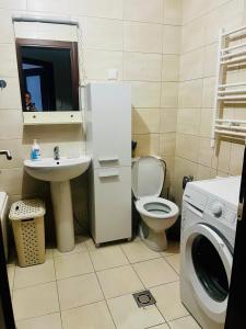 een badkamer met toilet en wastafel en wasmachine bij Great Deal in Podgorica