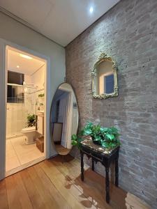 坎皮纳斯Ap Smart Taquaral的砖墙上带镜子的浴室