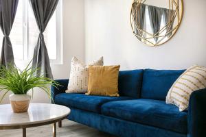 Posezení v ubytování Luxury 2BR Apartment Great Area with Parking