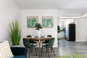 Kuchyň nebo kuchyňský kout v ubytování Luxury 2BR Apartment Great Area with Parking