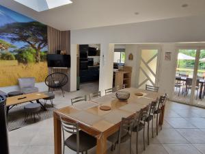 a dining room with a table and chairs at Maison de charme en bord du Loir, 6-8 pers, proche Zoo de La Flèche, piscine à venir, parking inclus - FR-1-410-429 in La Flèche