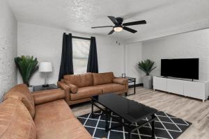 ロックアイランドにあるStylish 3BR 2BA Getaway for 8のソファと薄型テレビのあるリビングルーム