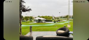 Un jardín fuera de Luxury Apartment in Bahria Town, Lahore