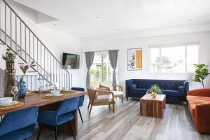 ein Wohnzimmer mit einem blauen Sofa und einem Tisch in der Unterkunft Prestige 5BR Townhome Near LA Hot Spots in Los Angeles + 48 Fotos