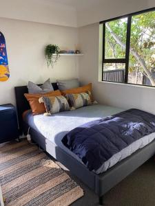 ブレナムにあるHome in Sunny Marlborough!の窓付きのベッドルームの大型ベッド1台