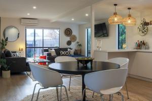 ブレナムにあるHome in Sunny Marlborough!の黒いテーブルと椅子のあるリビングルーム