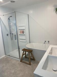 ブレナムにあるHome in Sunny Marlborough!の浴槽とシャワー付きの白いバスルーム +13枚の写真