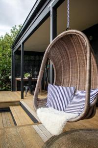 ブレナムにあるHome in Sunny Marlborough!の籐の椅子