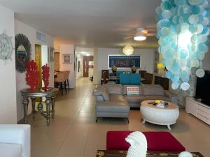 een woonkamer met een bank en blauwe en witte ballonnen bij Luxury Penthhouse Frente Al Mar in Villas del Mar