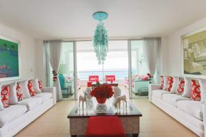 een woonkamer met witte banken en een tafel bij Luxury Penthhouse Frente Al Mar in Villas del Mar +26 foto's