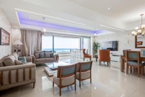 a living room filled with furniture and a large window at Apartamento Hermoso Frente Al Mar 11fl Amanzing in Villas del Mar