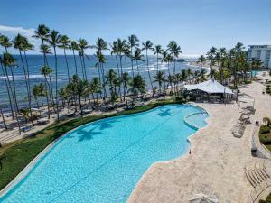 een luchtzicht op een zwembad van het resort en de oceaan bij Luxury Penthhouse Frente Al Mar in Villas del Mar