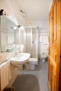 A bathroom at Hotel Locanda Belvedere