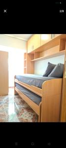 バレンシアにあるHabitación con dos camas para dos personasの二段ベッドが2つある寝室 +1枚の写真