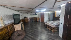 Zimmer mit einem Bett und einem TV in der Unterkunft Смарт квартира в стилі лофт в самому центрі міста in Sumy