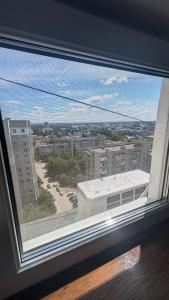 ein Blick auf eine Stadt aus einem Fenster in der Unterkunft Смарт квартира в стилі лофт в самому центрі міста in Sumy