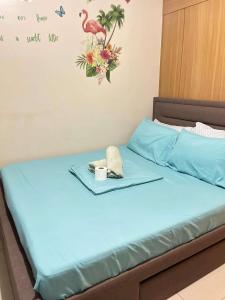 Una cama en una habitación con una bandeja. en Staycation Near Mall of Asia, en Manila