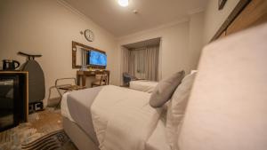 a hotel room with a bed and a television at فندق سبال الماسي الإشراق سابقا -sebal almasi hotel in Al Madinah