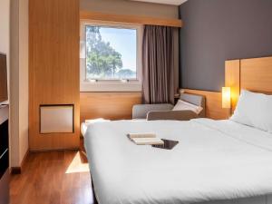 a hotel room with a large bed and a window at ibis Paulinia in Paulínia +73 photos