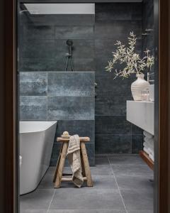 Un baño con bañera, inodoro y lavabo. en Bond Store Stanley, en Stanley