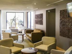 uma sala de espera com sofás e cadeiras num hospital em ibis Thornleigh em Thornleigh