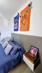 a bedroom with a bed and a sign on the wall at Quarto Vista Mar in Recife +5 photos