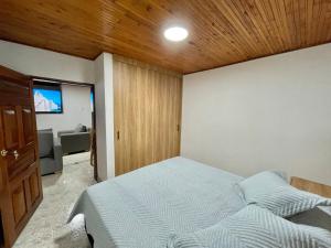 Ένα ή περισσότερα κρεβάτια σε δωμάτιο στο Apto amplio con balcón, camas Queen y zona trabajo +30 φωτογραφίες