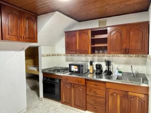 Kuchyň nebo kuchyňský kout v ubytování Tu estadía perfecta junto a CC Mayorca