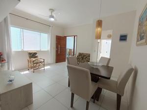 Et opholdsområde på Casa aconchegante no Centro de Peruíbe, faça tudo a pé