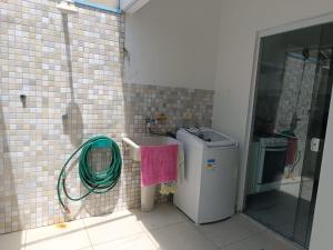 Et badeværelse på Casa aconchegante no Centro de Peruíbe, faça tudo a pé + 22 billeder