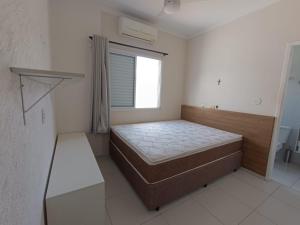 En eller flere senge i et værelse på Casa aconchegante no Centro de Peruíbe, faça tudo a pé