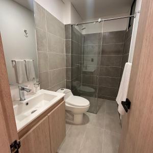 ビリャビセンシオにあるApartamento nuevoのトイレ、洗面台、シャワー付きのバスルーム