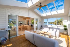 Χώρος καθιστικού στο The Palms Oneroa - Coast and Country