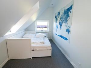 Pugdalにある4 star holiday home in Hanstholmの白いベッドルーム(ベッド1台付)が備わります。