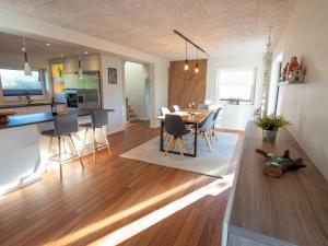 Pugdalにある4 star holiday home in Hanstholmのテーブルと椅子のあるキッチンとリビングルーム
