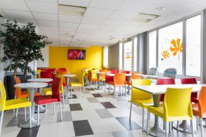 Uma televisão e/ou sistema de entretenimento em Premiere Classe Roissy Aéroport Charles De Gaulle