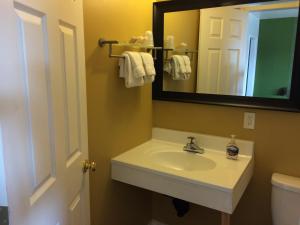 A bathroom at Sun Plaza Motel