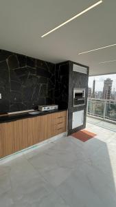 een keuken met een stenen muur en een fornuis bij Edifício LISSE in Belém