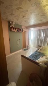 een slaapkamer met een bed en een plafond bij Edifício LISSE in Belém