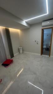 een lege kamer met een grote kamer met een plafond bij Edifício LISSE in Belém