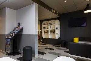 Uma televisão e/ou sistema de entretenimento em Premiere Classe Roissy Aéroport Charles De Gaulle