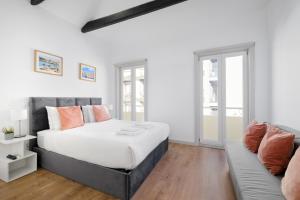 ein Schlafzimmer mit einem großen Bett und einer Couch in der Unterkunft Villa with Private Pool, BBQ & Patio in Vila Nova de Gaia + 32 Fotos