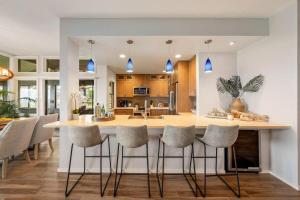 カハナにあるKapalua Ridge Villas 1723 · KRV 1723 Luxury Ocean View + Free Luのバースツール付きの大きな島のあるキッチンが備わります。